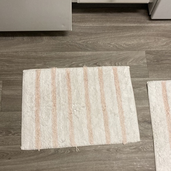 Bathroom Shower Curtain and 2X matching bath rugs - Picture 2 of 4